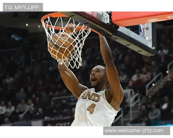 小莫布里半场表现出色7投3中贡献11分3篮板2助攻2盖帽 小莫布里半场表现出色7投3中贡献11分3篮板2助攻2盖帽