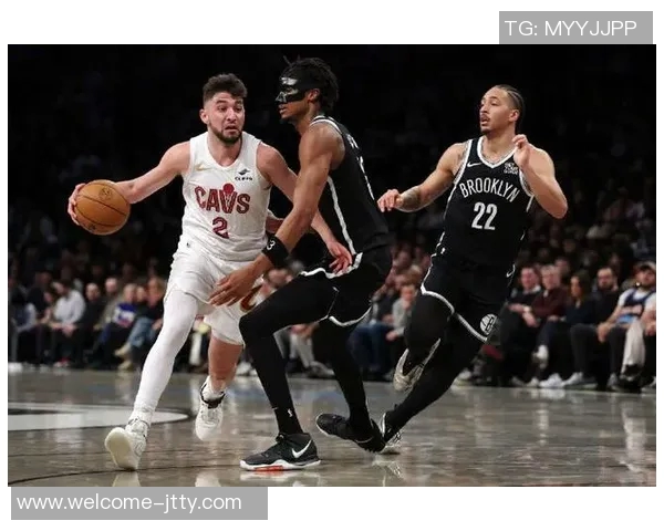 阿伦表现出色9投5中贡献11分10篮板2次抢断助力球队战胜对手